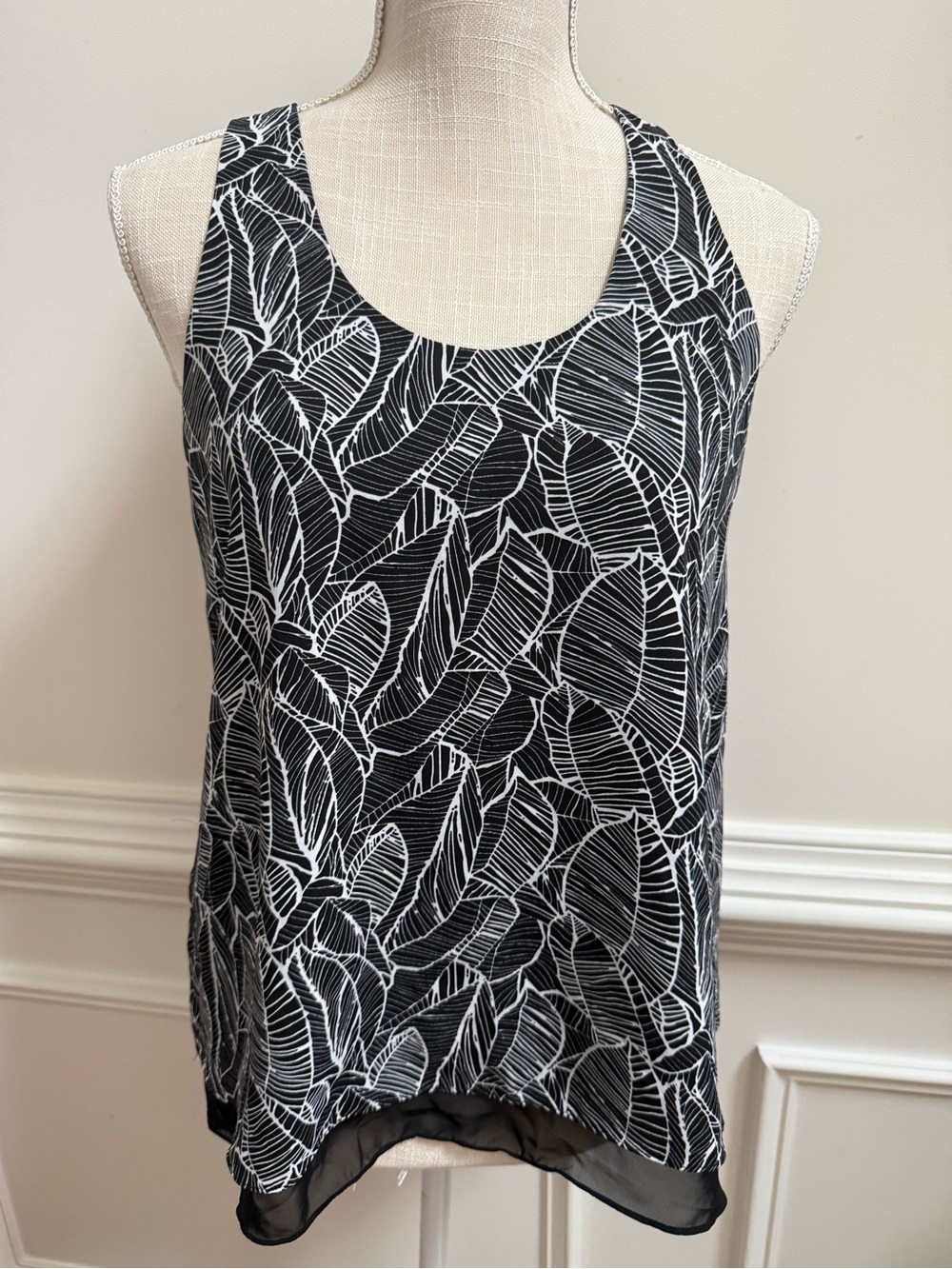 LOFT Black and White Leaf-Pattern Sleeveless Top